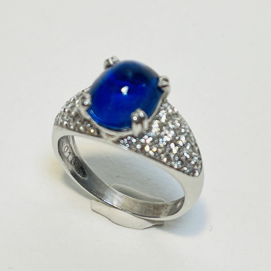 Bague or avec saphir cabochon et diamants