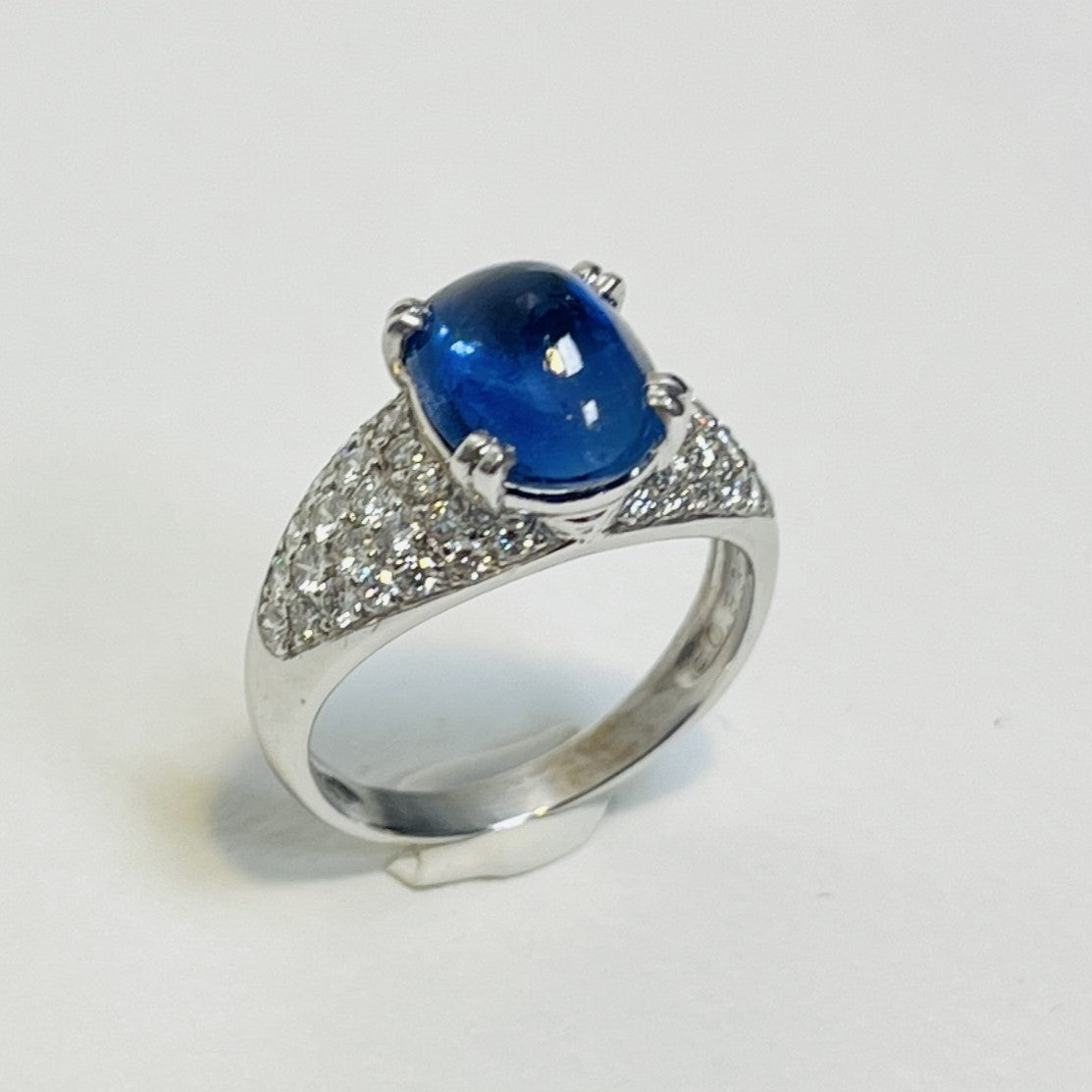 Bague or avec saphir cabochon et diamants