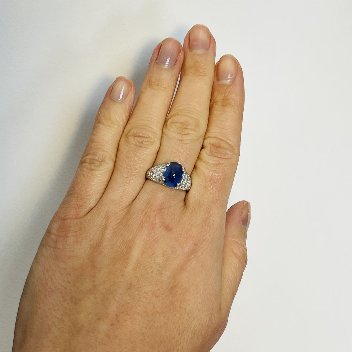 Bague or avec saphir cabochon et diamants