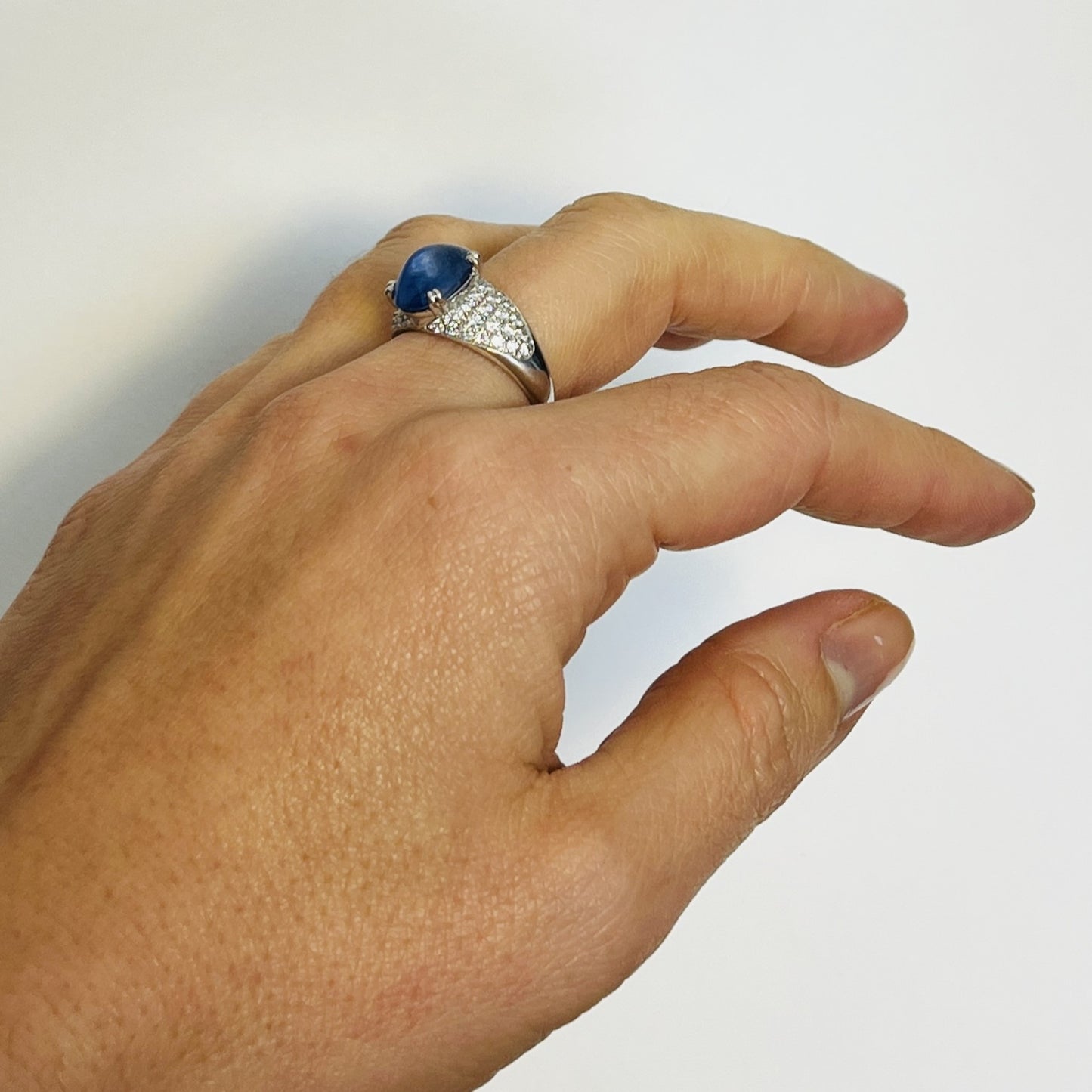 Bague or avec saphir cabochon et diamants