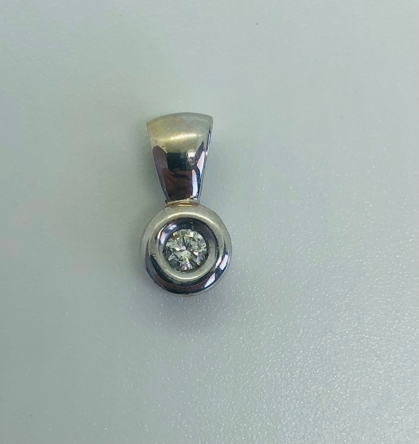 Pendentif Solitaire en Or Blanc 18K 0,14 ct