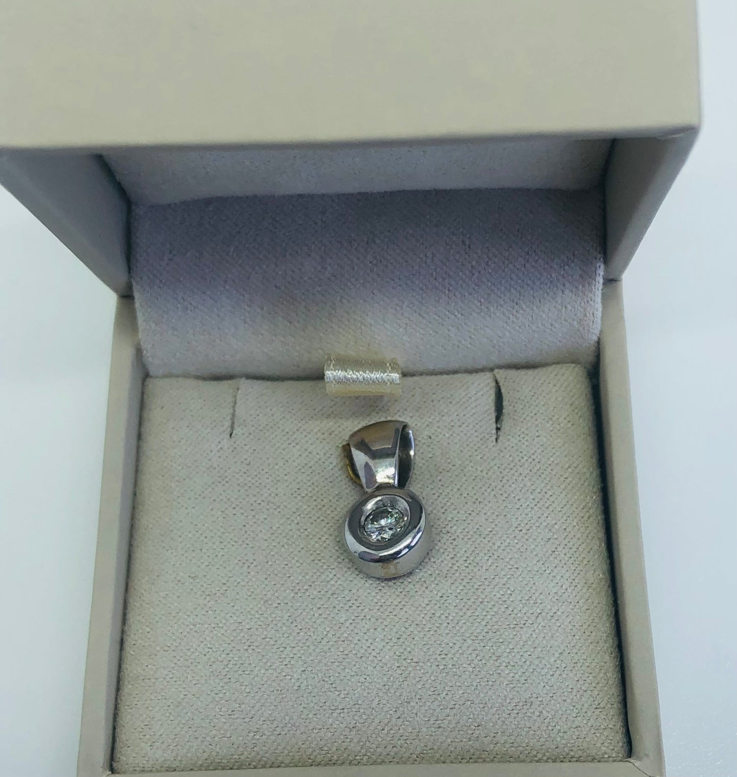 Pendentif Solitaire en Or Blanc 18K 0,14 ct