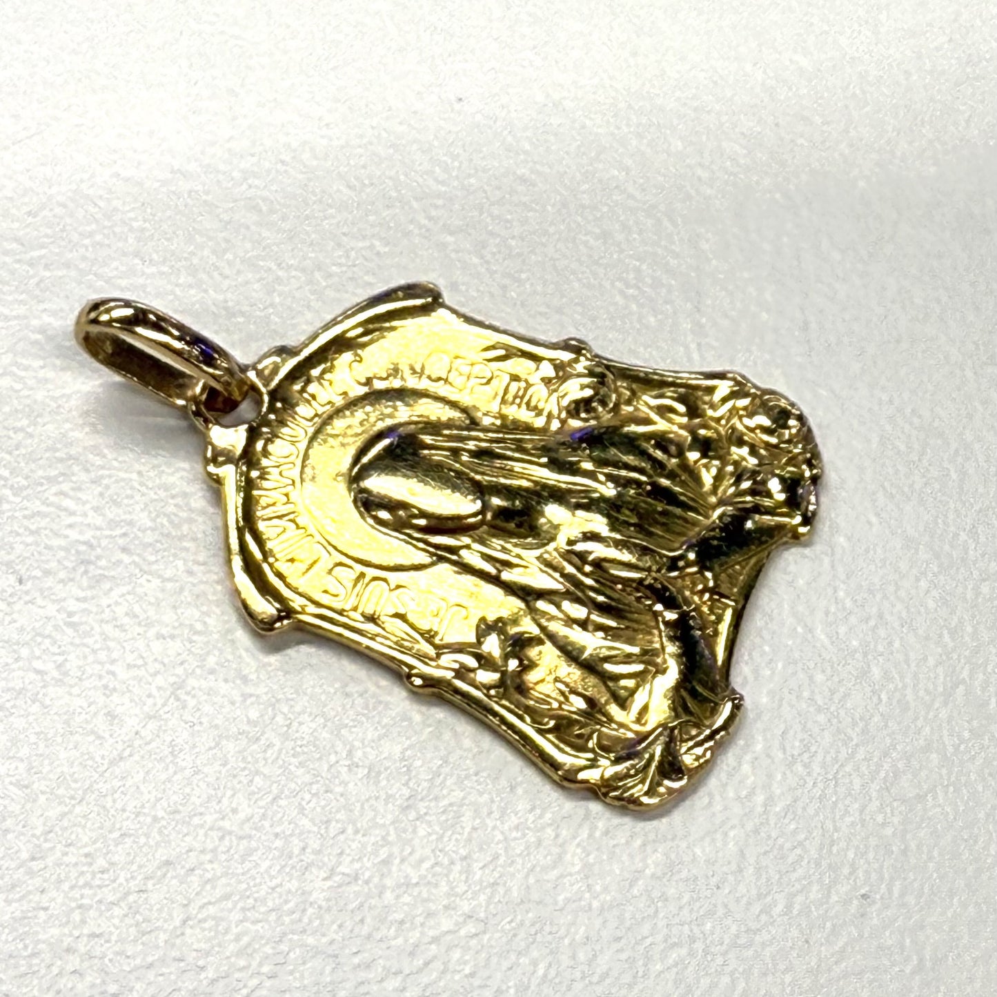 Pendentif signe vierge en or jaune
