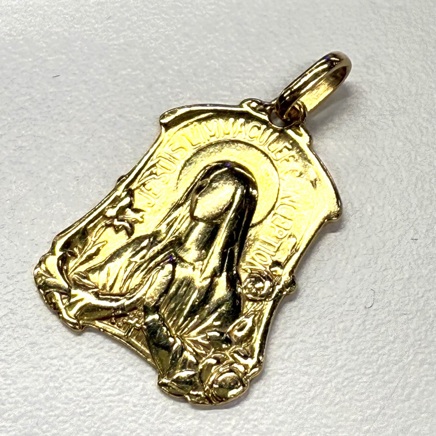 Pendentif signe vierge en or jaune