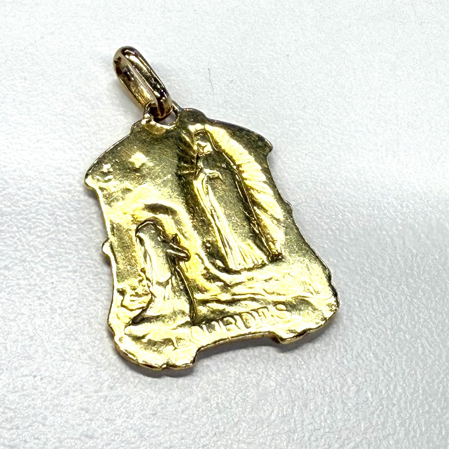 Pendentif signe vierge en or jaune
