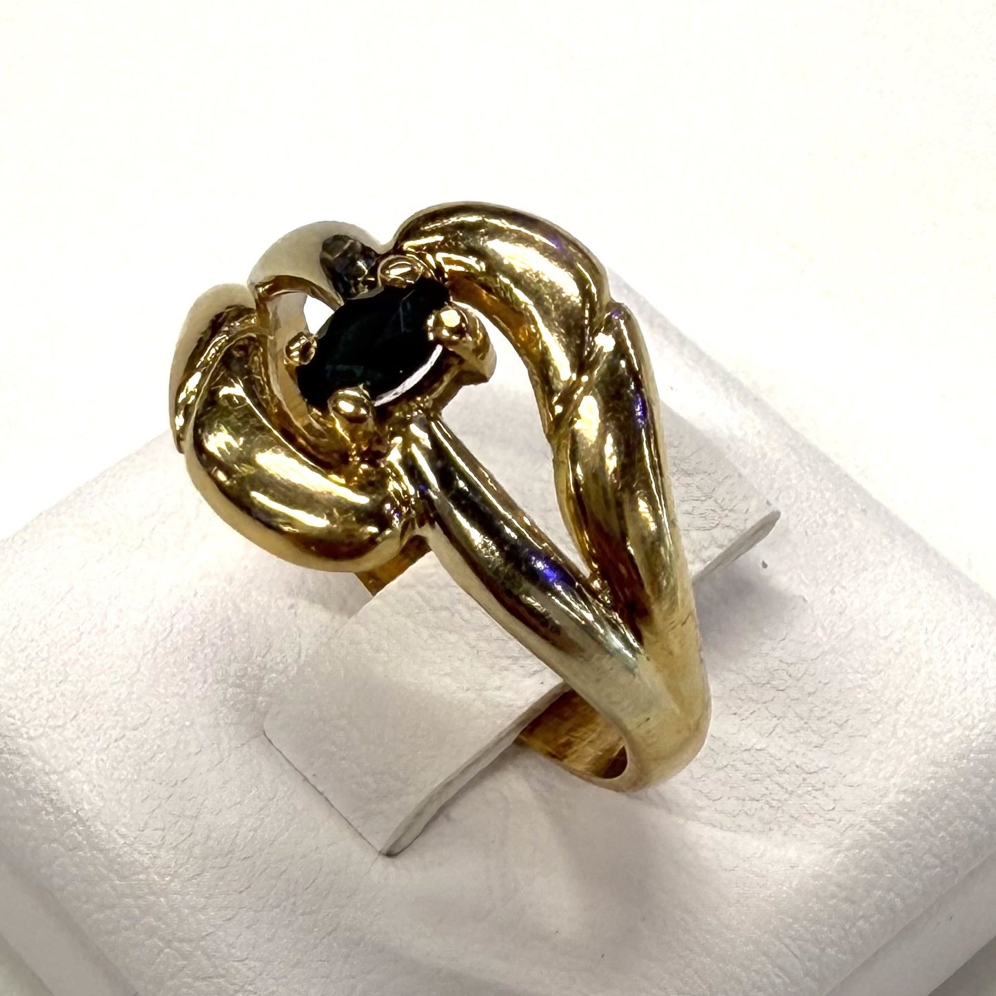 Bague en or jaune avec saphir naturel