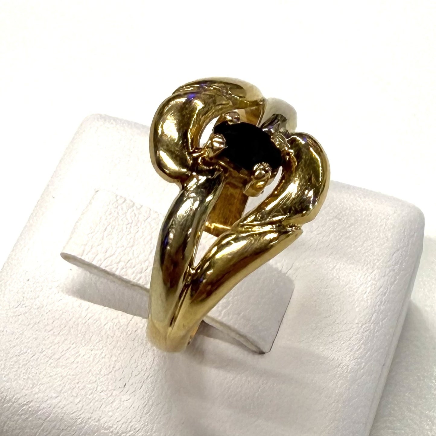 Bague en or jaune avec saphir naturel