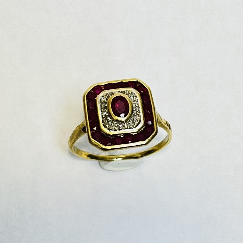 Bague or avec rubis et diamants