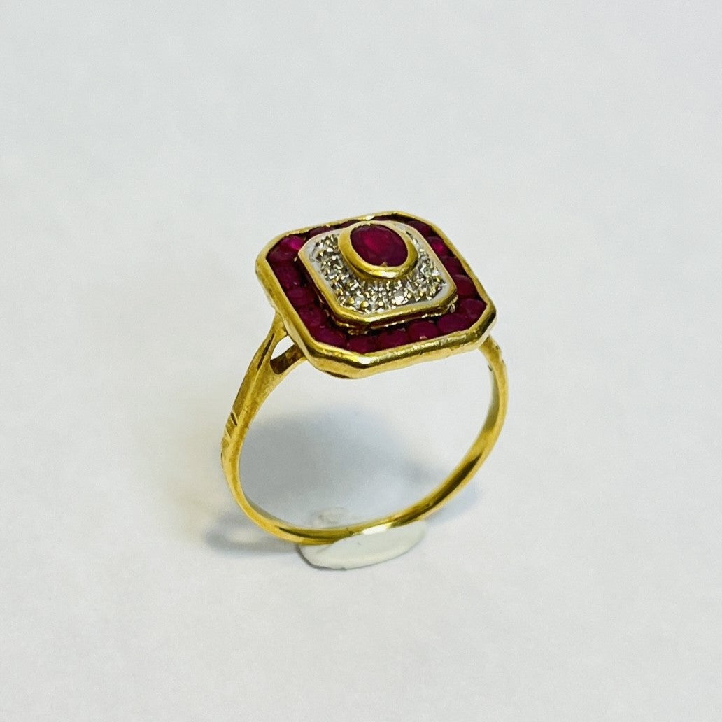 Bague or avec rubis et diamants