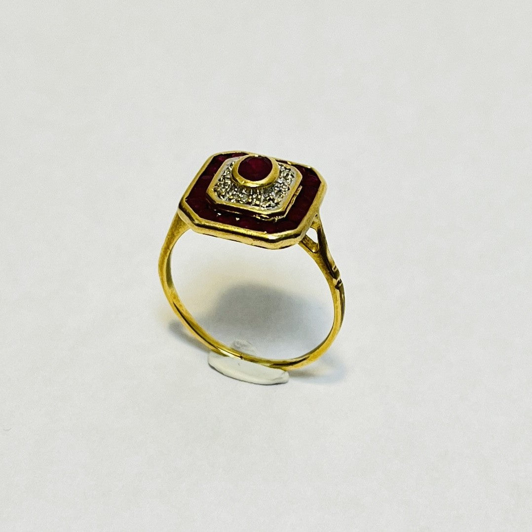 Bague or avec rubis et diamants