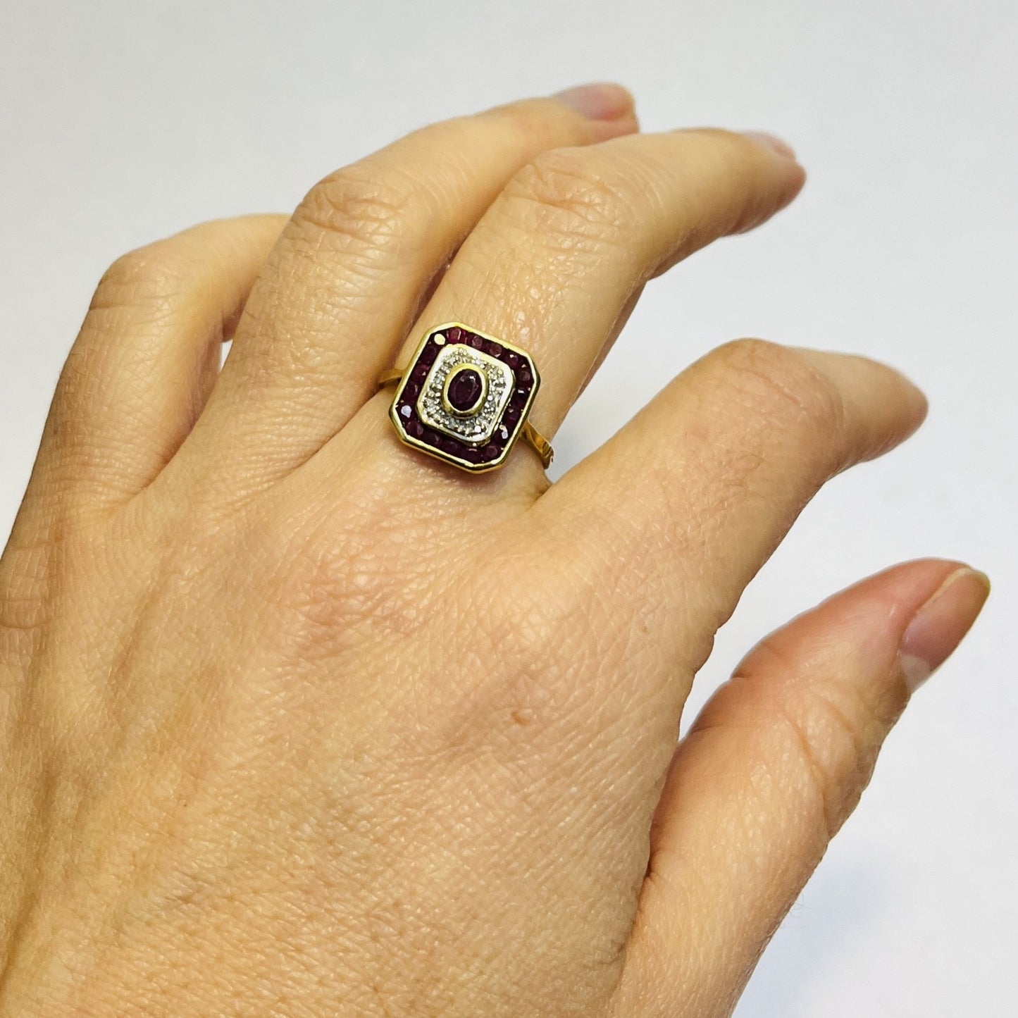 Bague or avec rubis et diamants