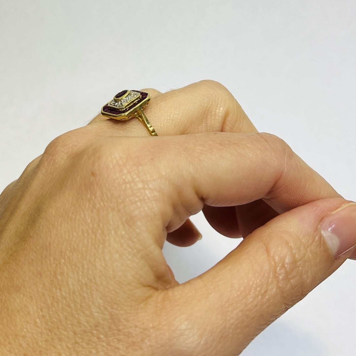 Bague or avec rubis et diamants