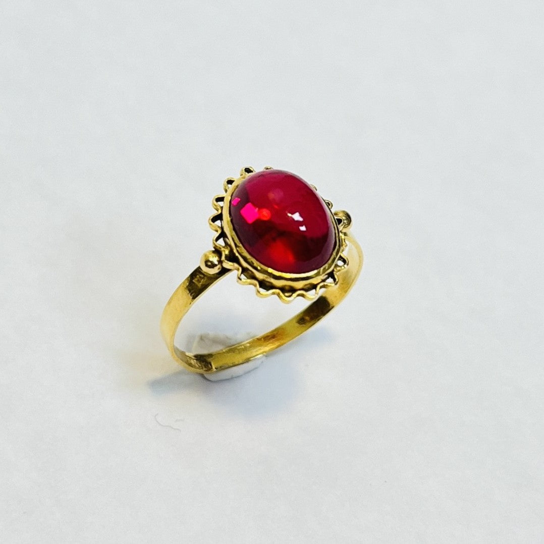 Bague or avec rubis cabochon