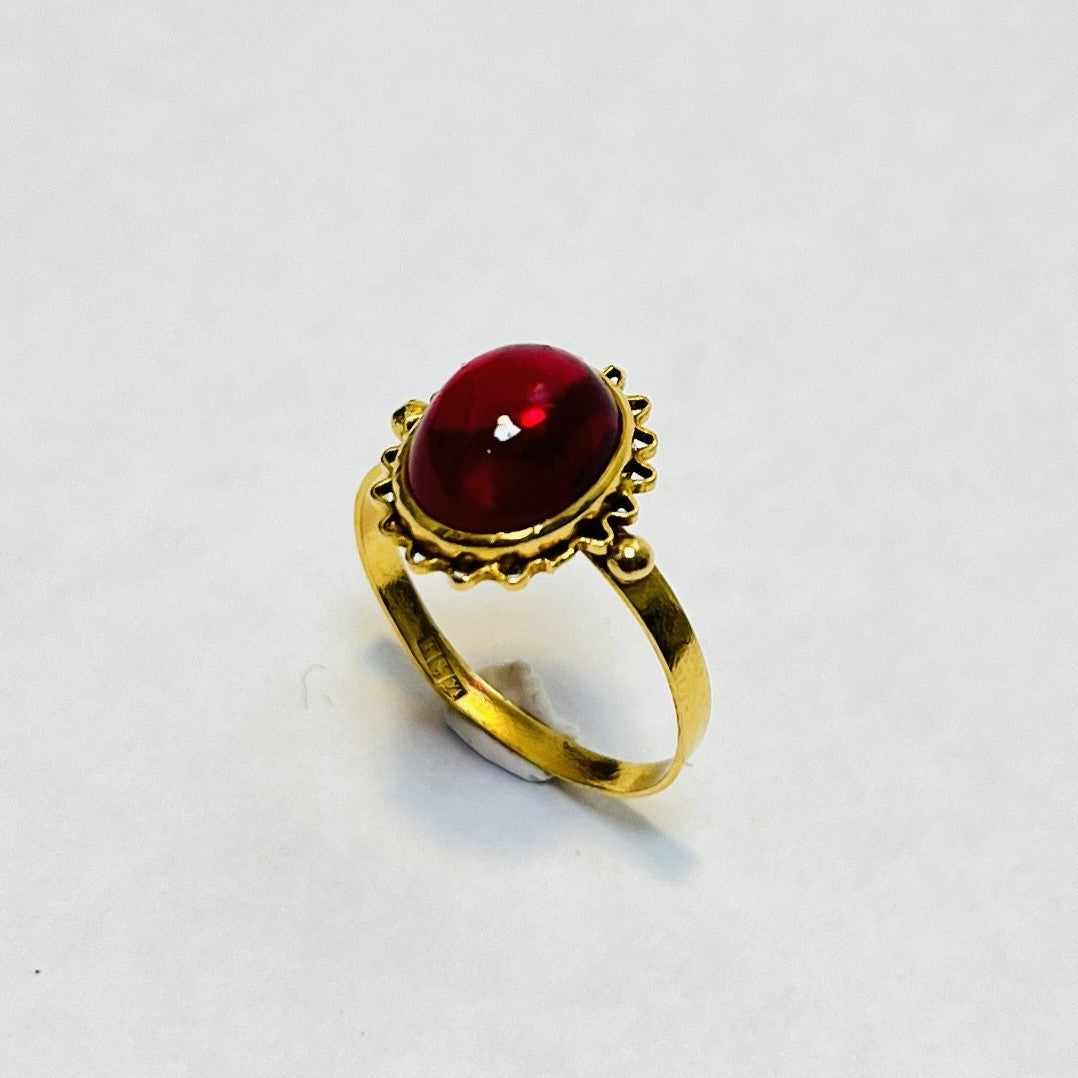 Bague or avec rubis cabochon