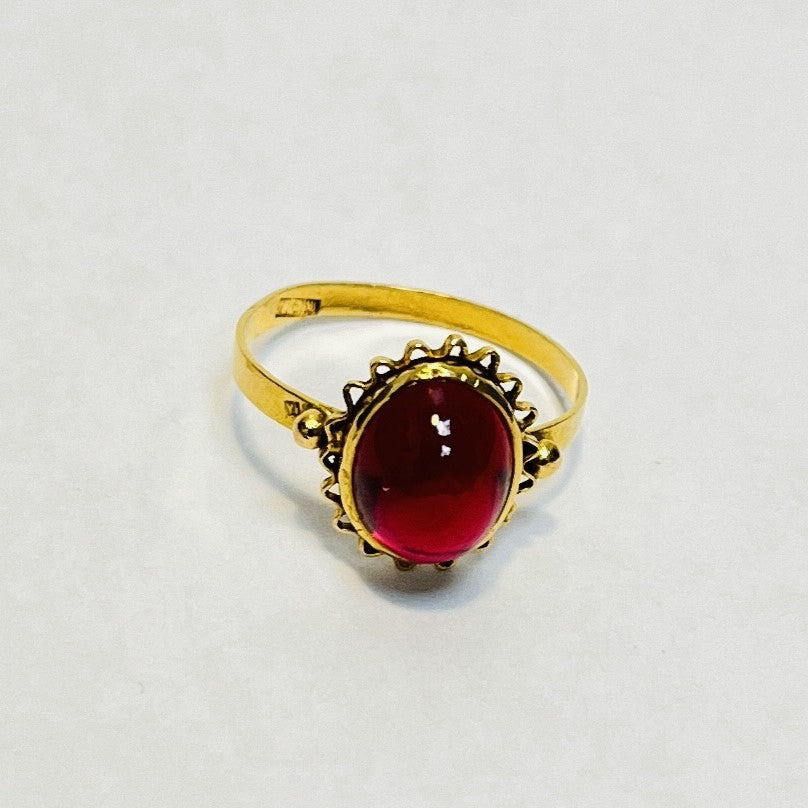 Bague or avec rubis cabochon