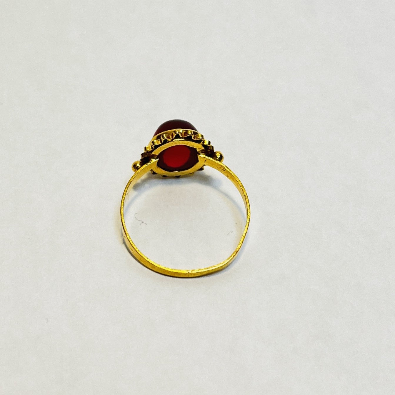 Bague or avec rubis cabochon
