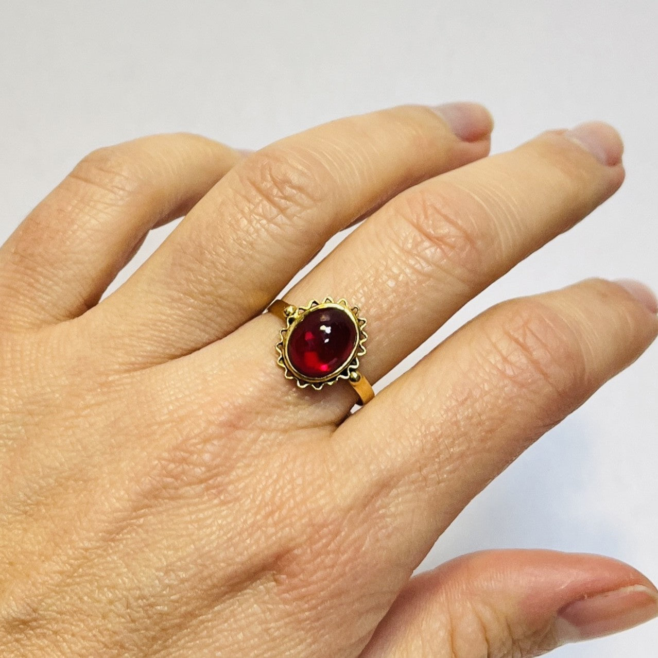 Bague or avec rubis cabochon