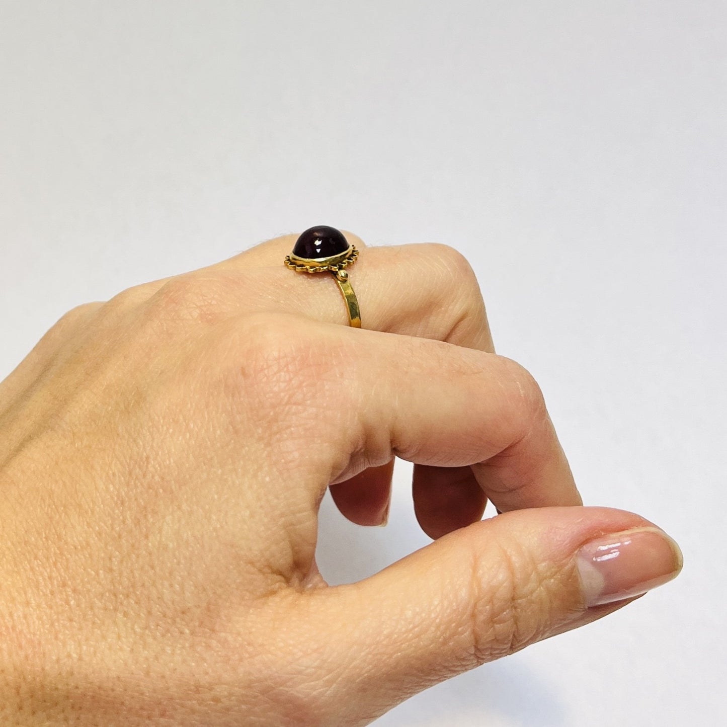 Bague or avec rubis cabochon