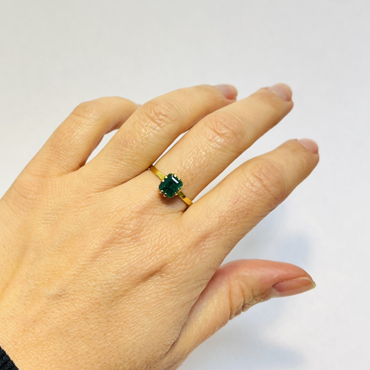 Bague or avec émeraude