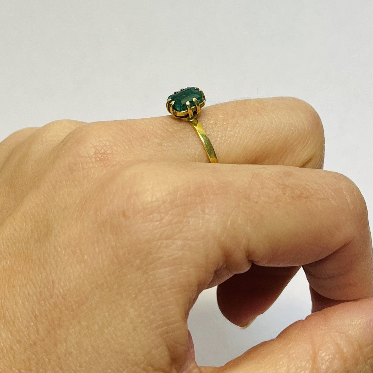 Bague or avec émeraude