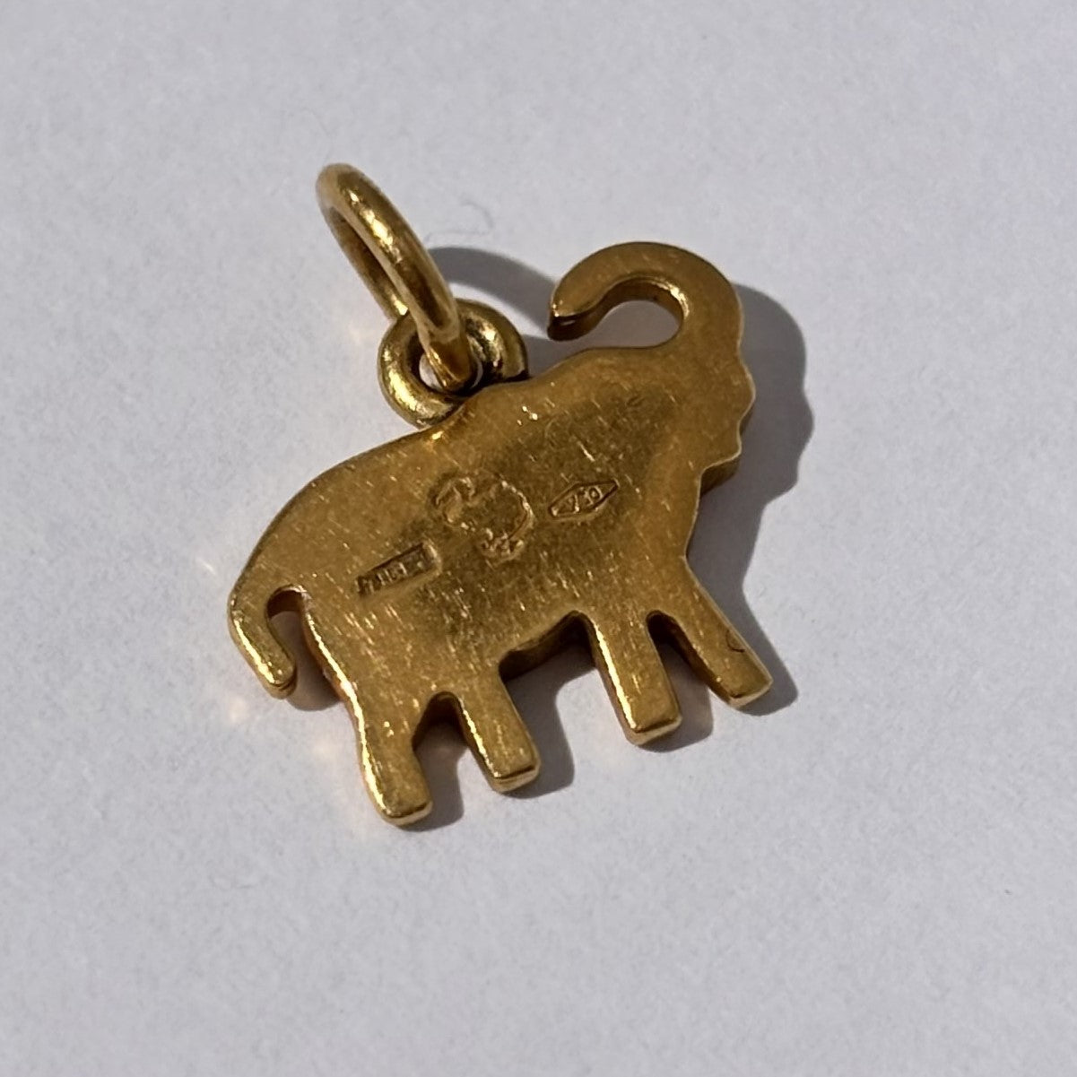 Pendentif éléphant en or