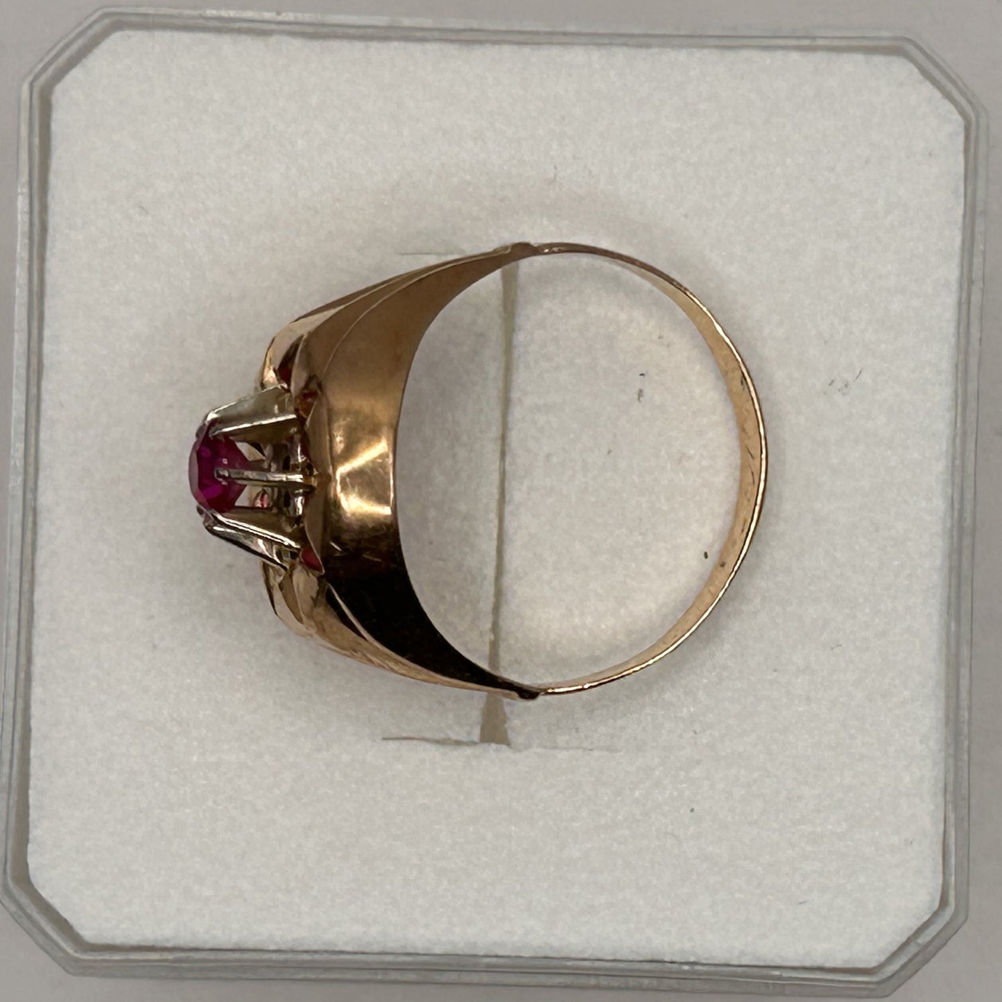 Bague or avec rubis