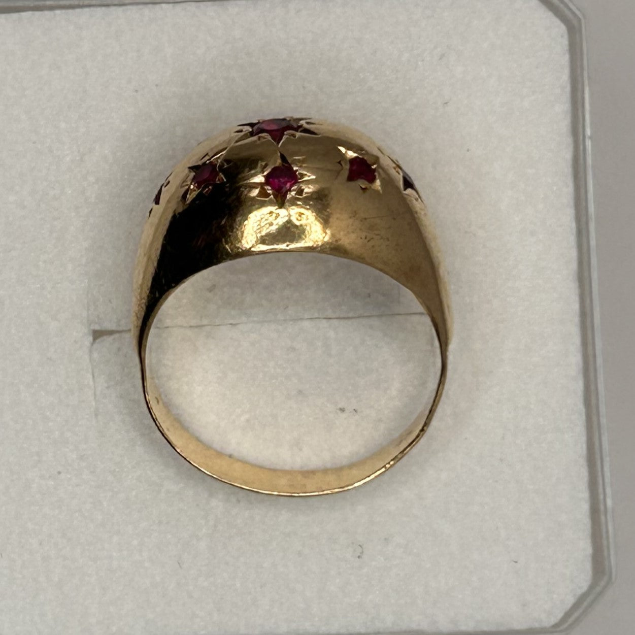 Bague or avec rubis roses