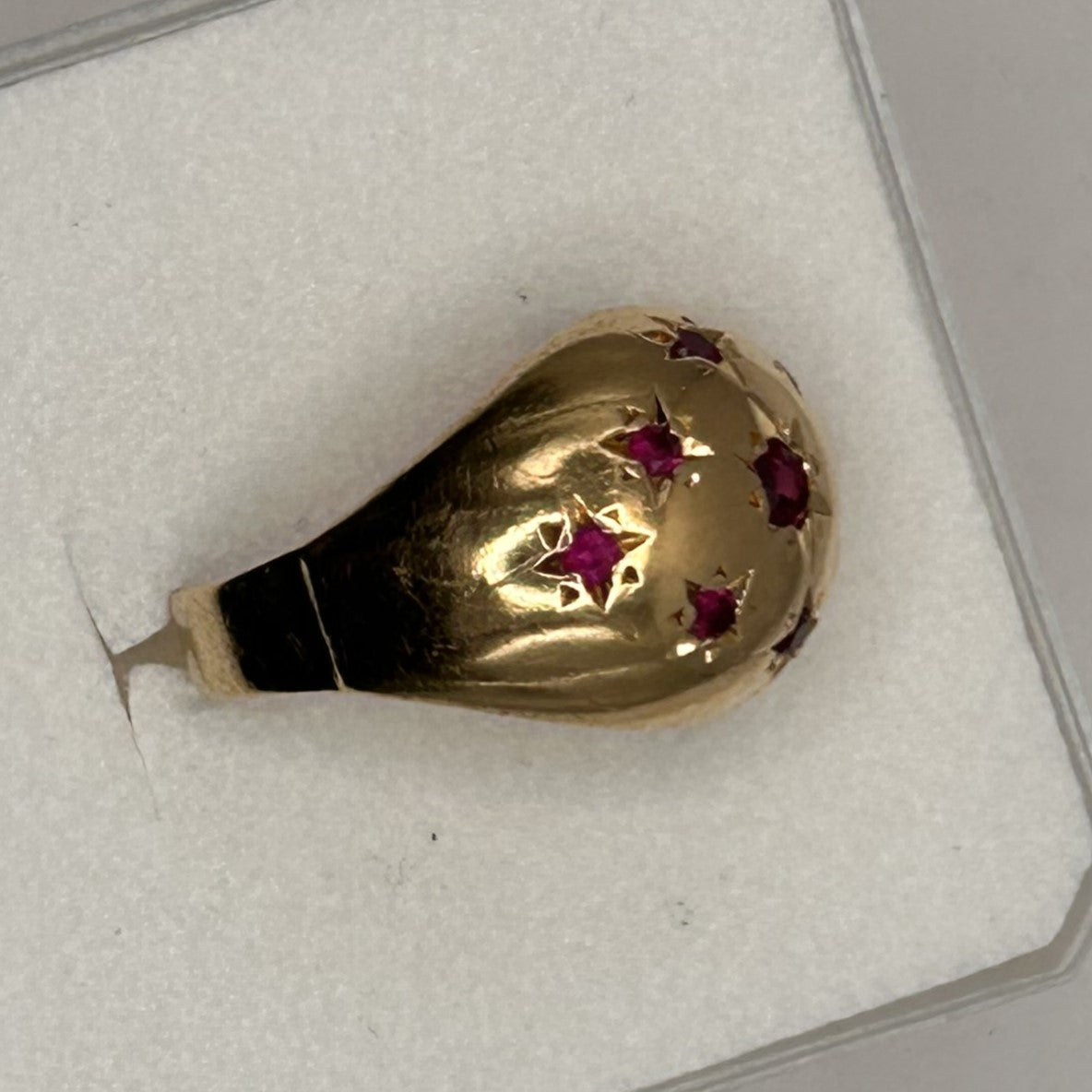 Bague or avec rubis roses