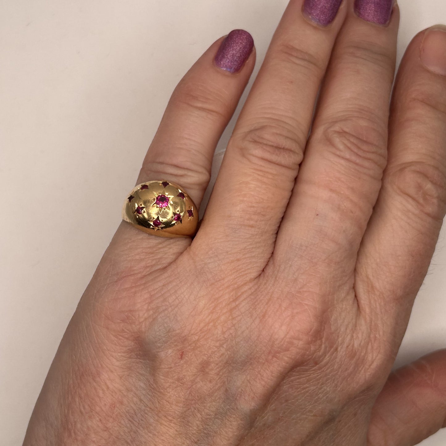 Bague or avec rubis roses