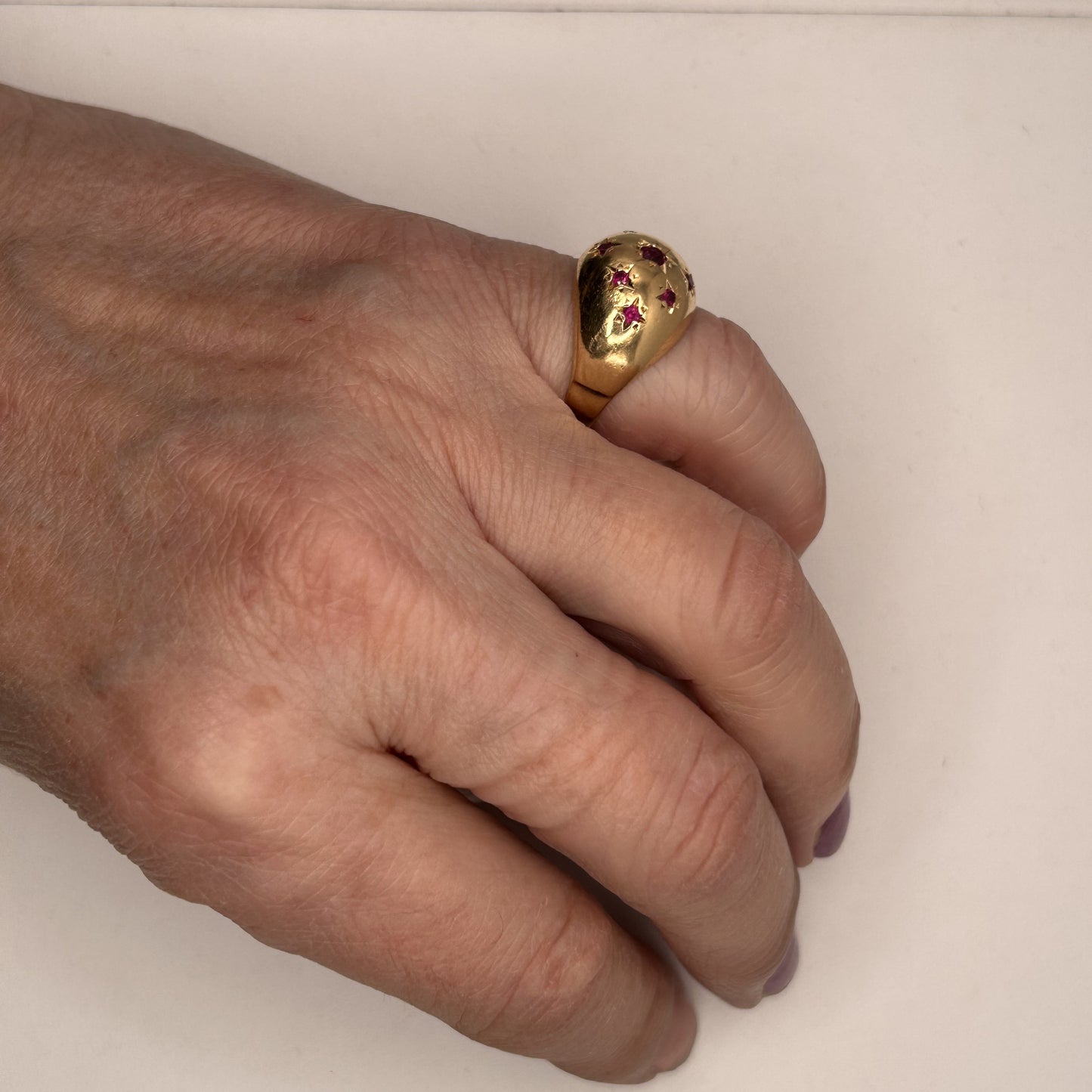 Bague or avec rubis roses