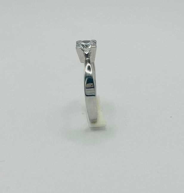 Solitaire en Or Blanc 18K et Pierre Scintillante