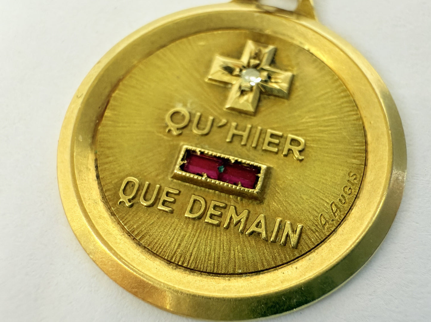 Médaille plus qu'hier moins que demain
