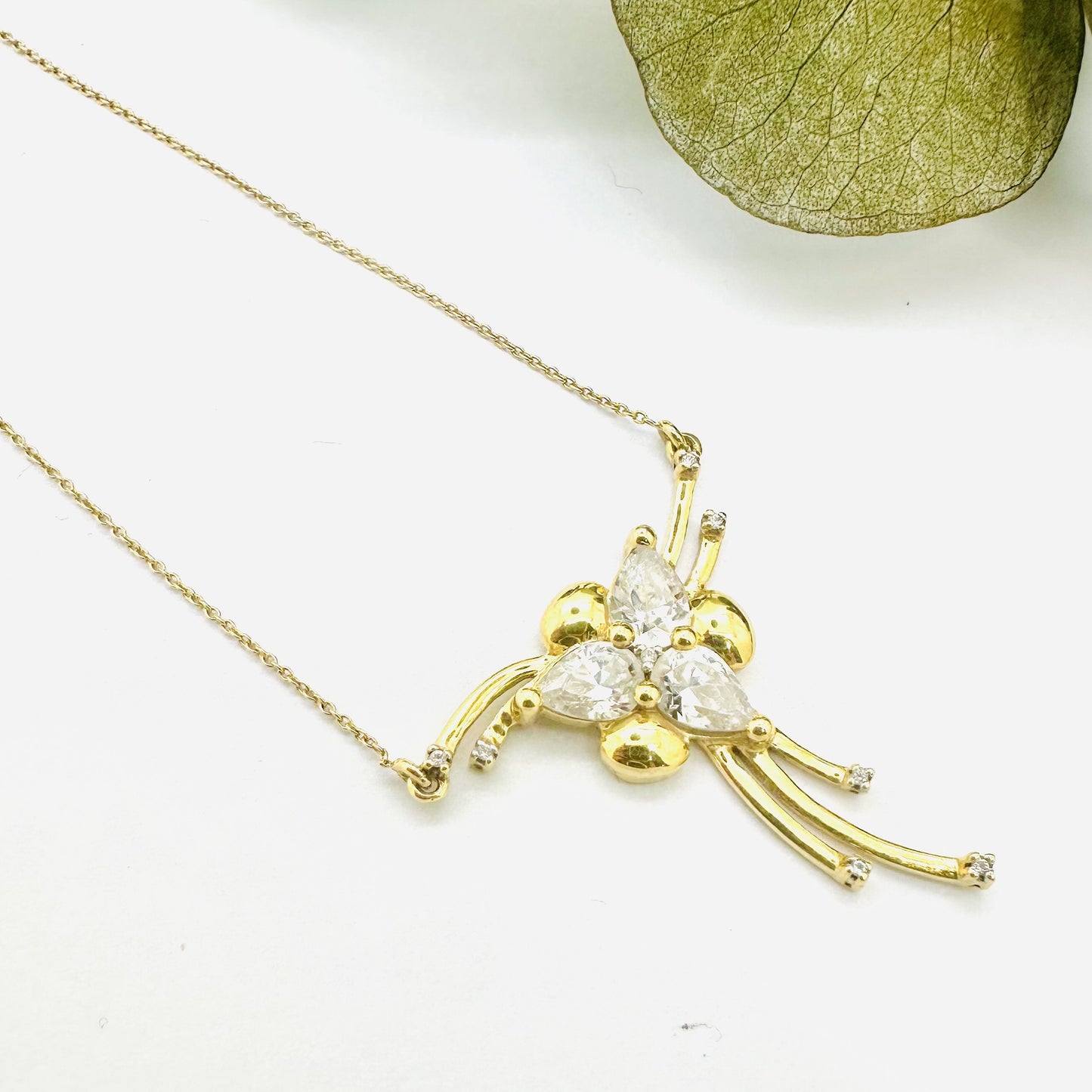 Collier or avec oxydes