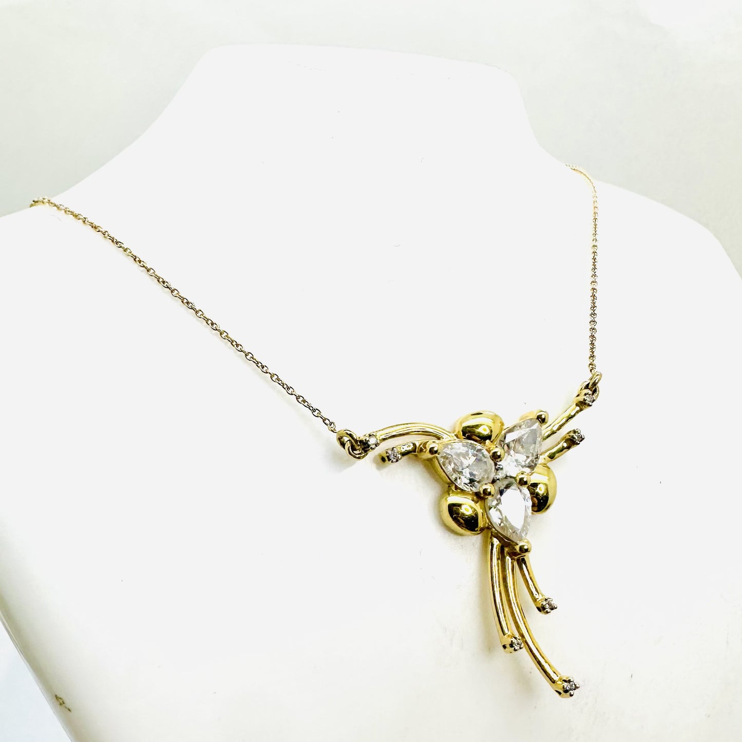 Collier or avec oxydes