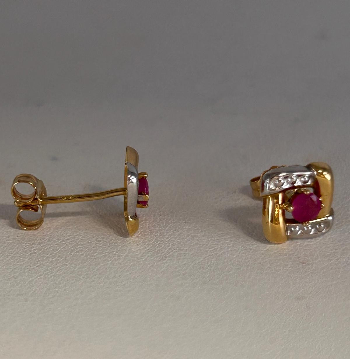 Boucles d'oreilles en or jaune 18K avec rubis