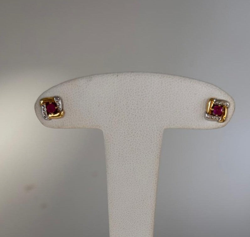 Boucles d'oreilles en or jaune 18K avec rubis