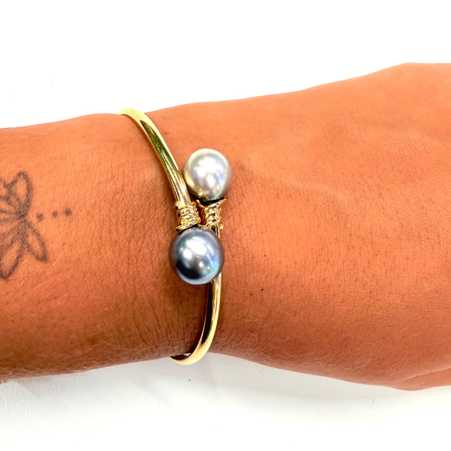 Bracelet jonc en or jaune 18K et perles de Tahiti - 9.20 Grs