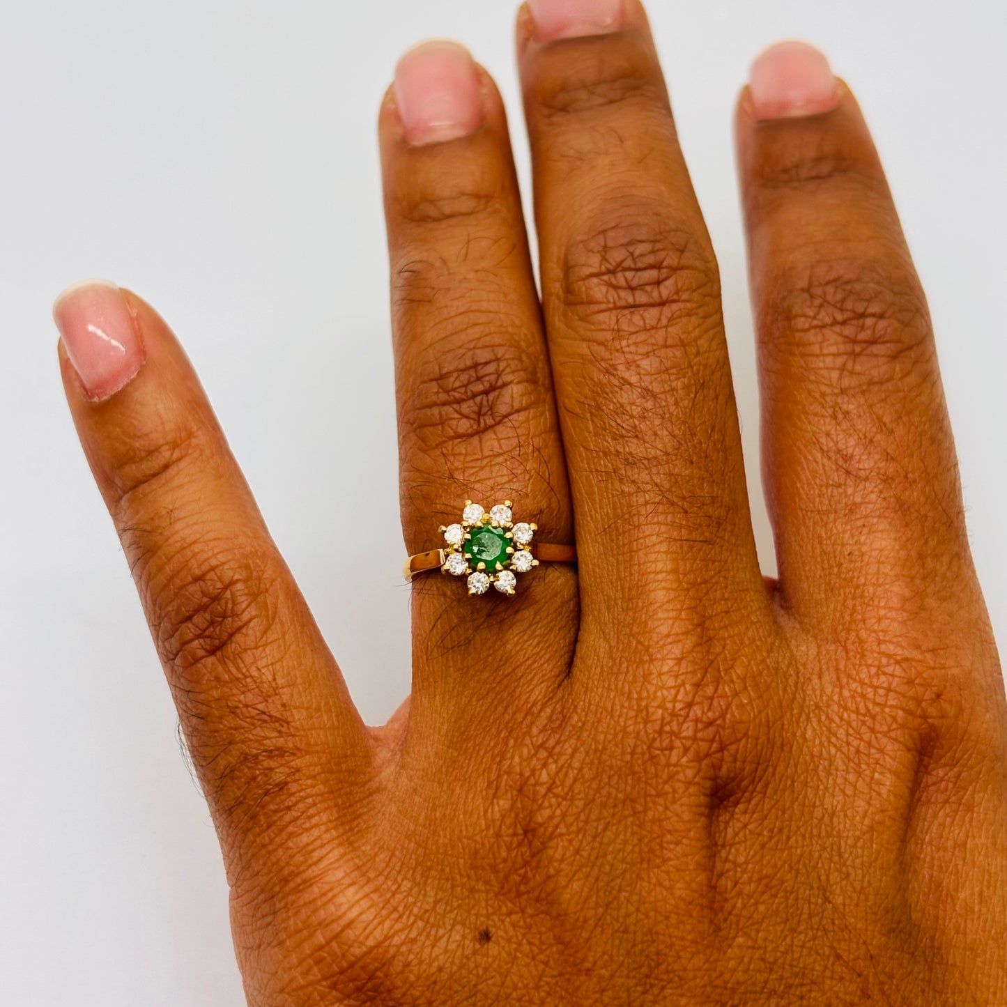 Bague Marguerite en Or Jaune 18 Carats avec Emeraude - 3.39 Grs