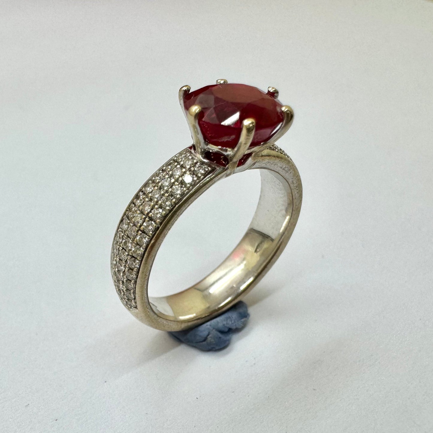 Bague Or Blanc Solitaire Diamants et Rubis 18K