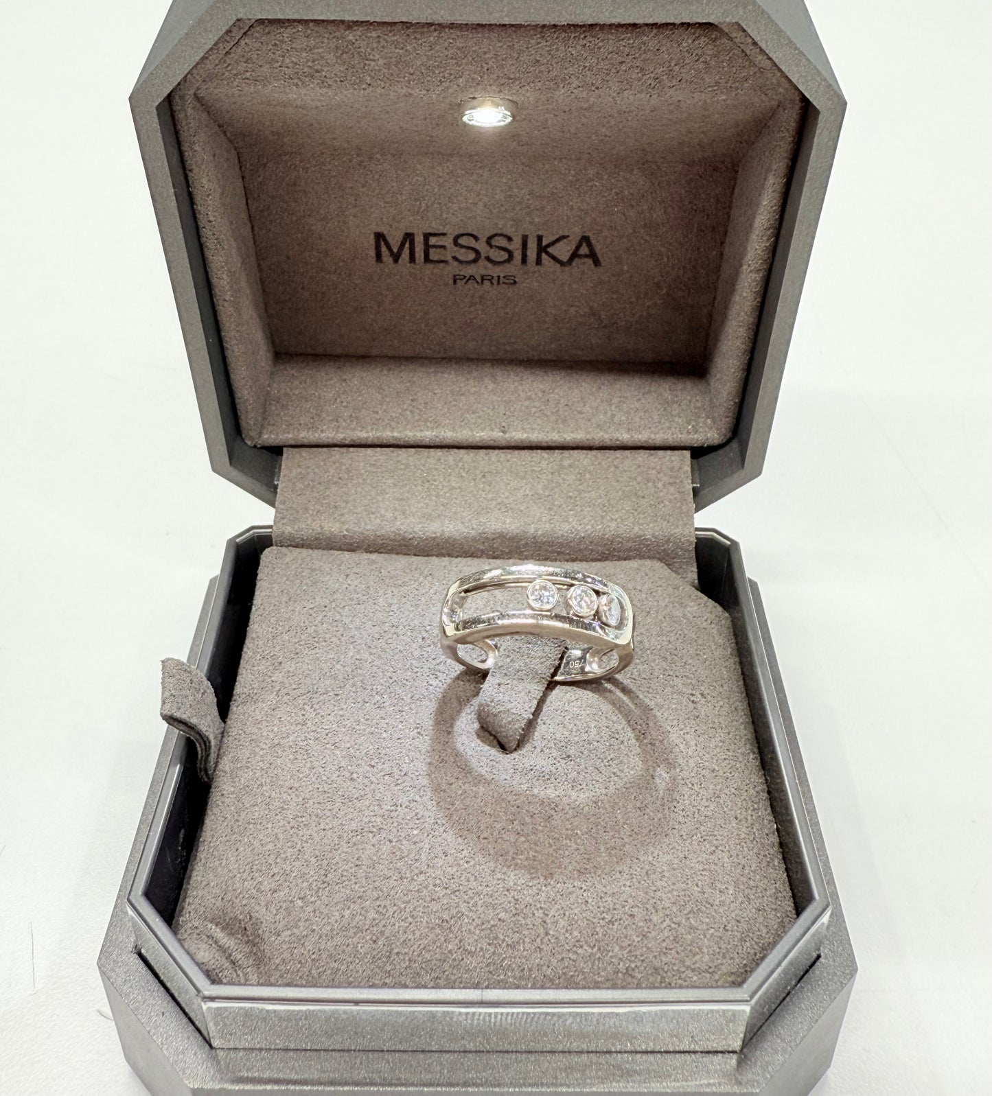 Bague Signée Or Blanc 18K avec Diamants MESSIKA 4.04 Grs - Taille 52
