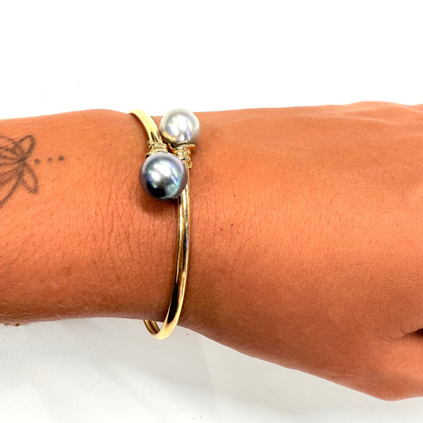 Bracelet jonc en or jaune 18K et perles de Tahiti - 9.20 Grs
