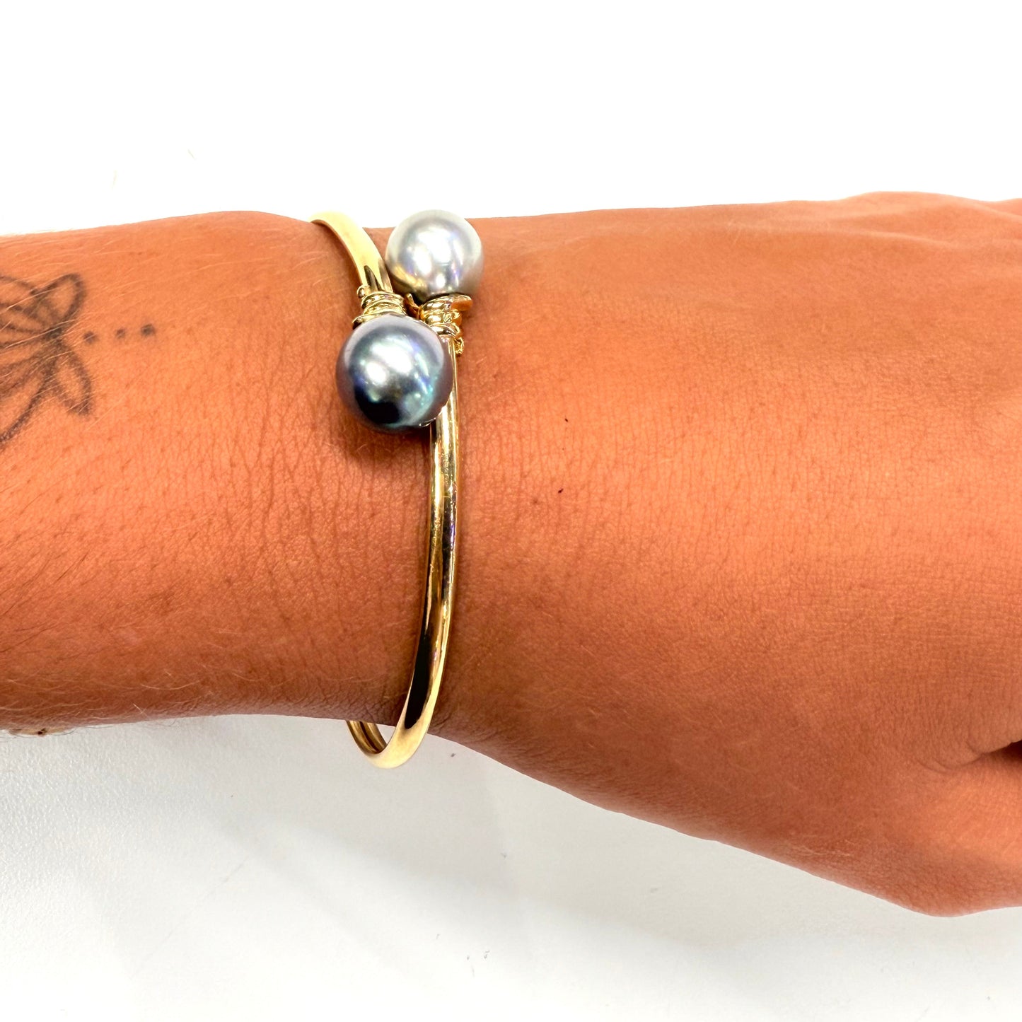 Bracelet jonc en or jaune 18K et perles de Tahiti - 9.20 Grs