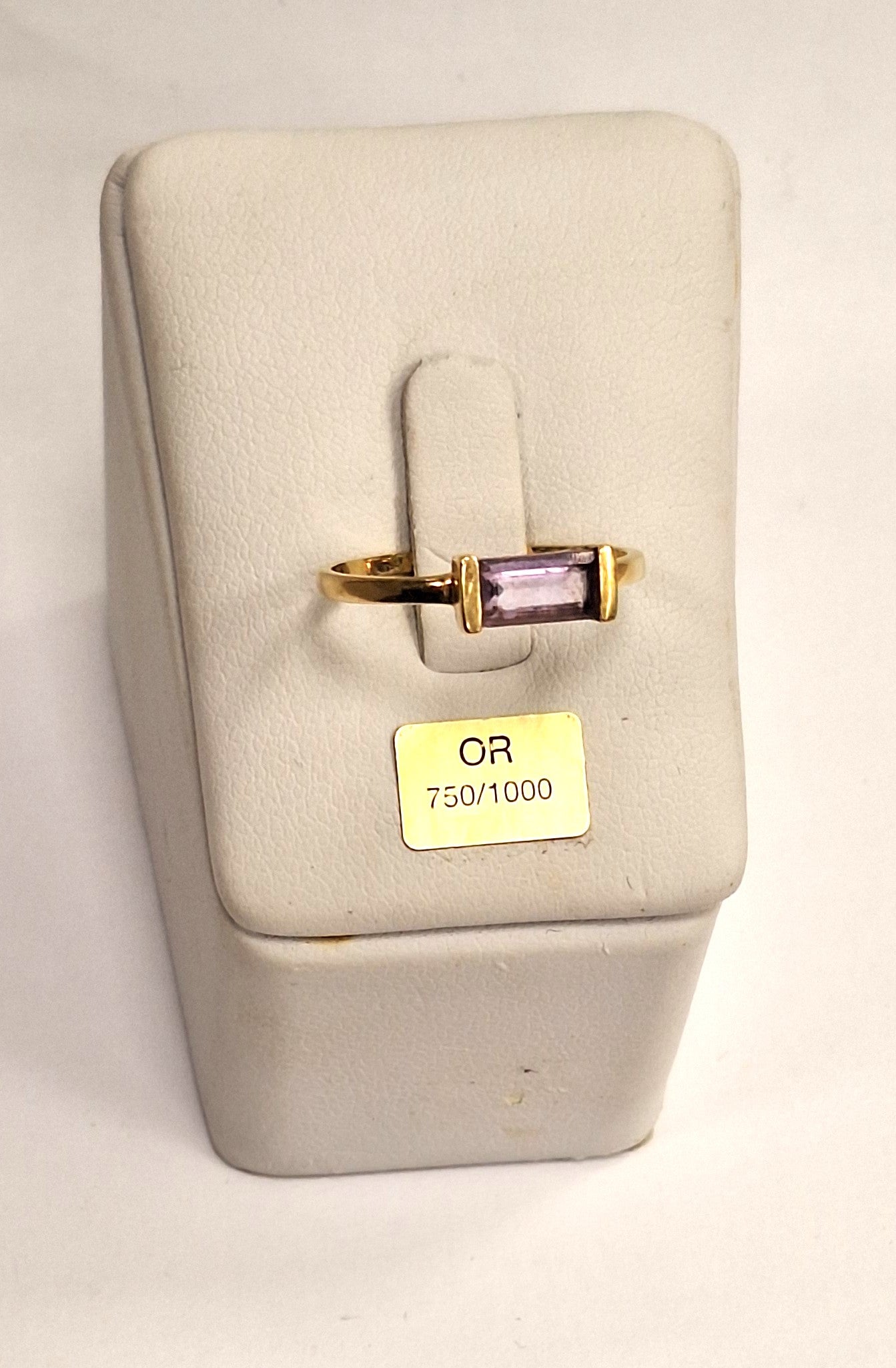 Bague en or jaune 18k avec améthyste naturelle