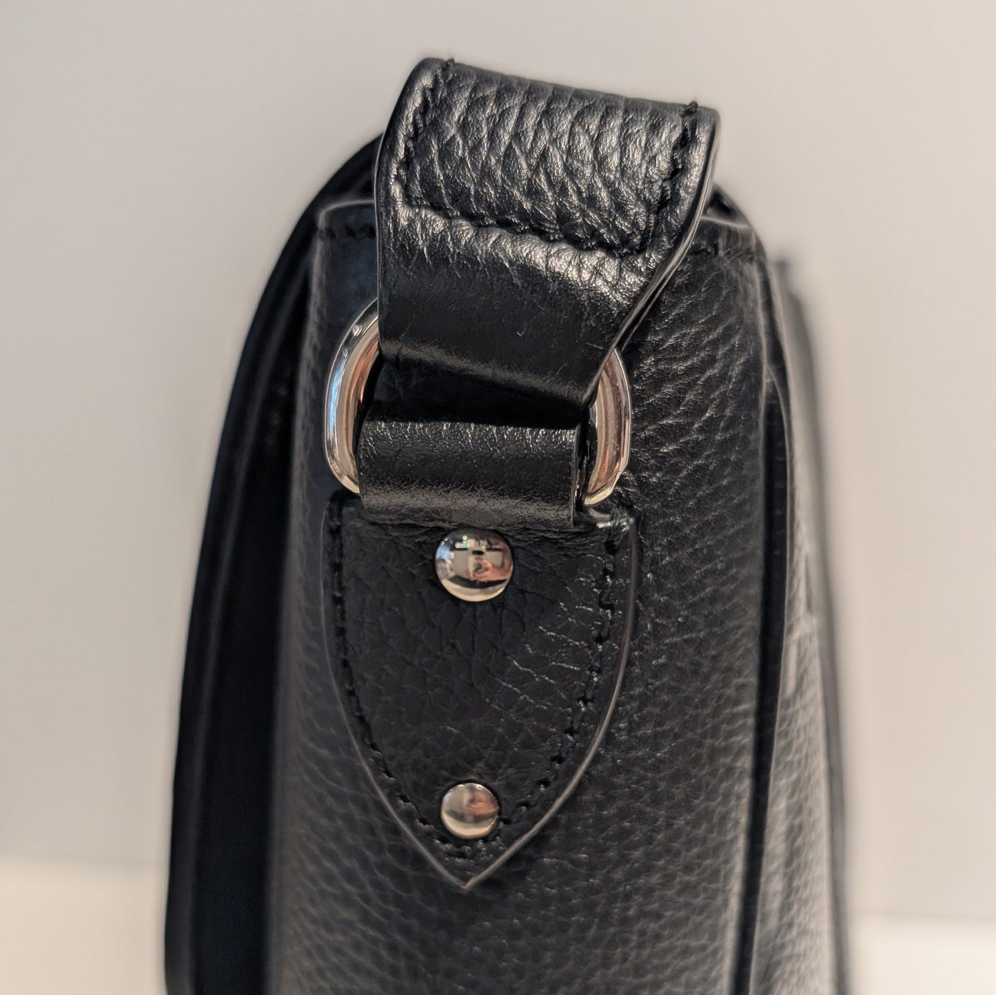 Sacoche Gucci GG Jumbo en Cuir Noir en très bon état