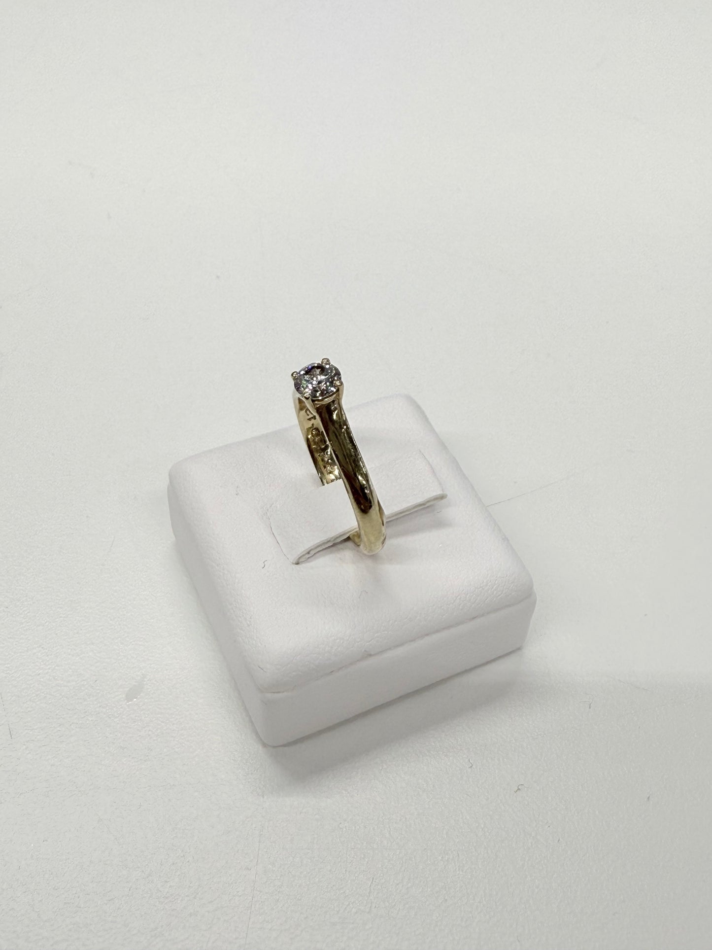 Solitaire en Or jaune 18k avec diamant de 0.44 carats