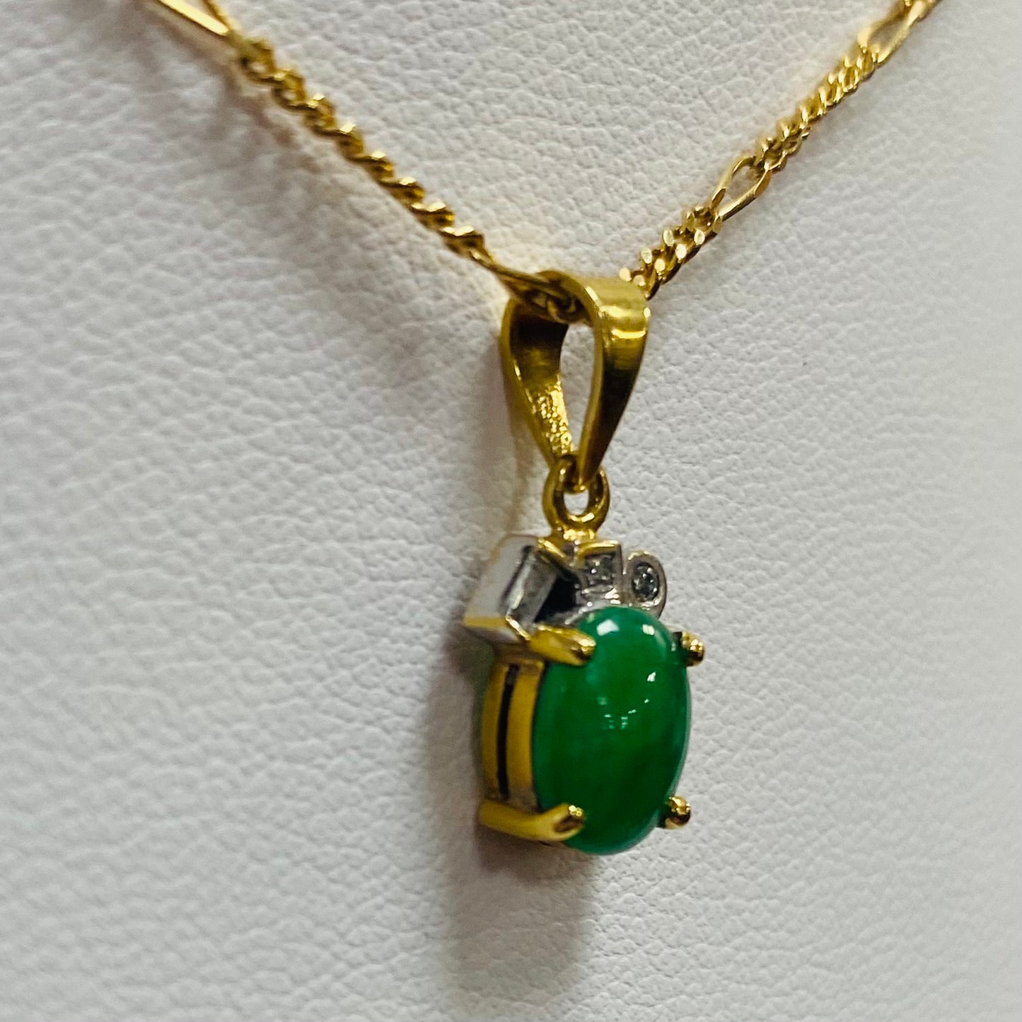 Pendentif Solitaire en Or Jaune et Blanc avec Diamants et Jade