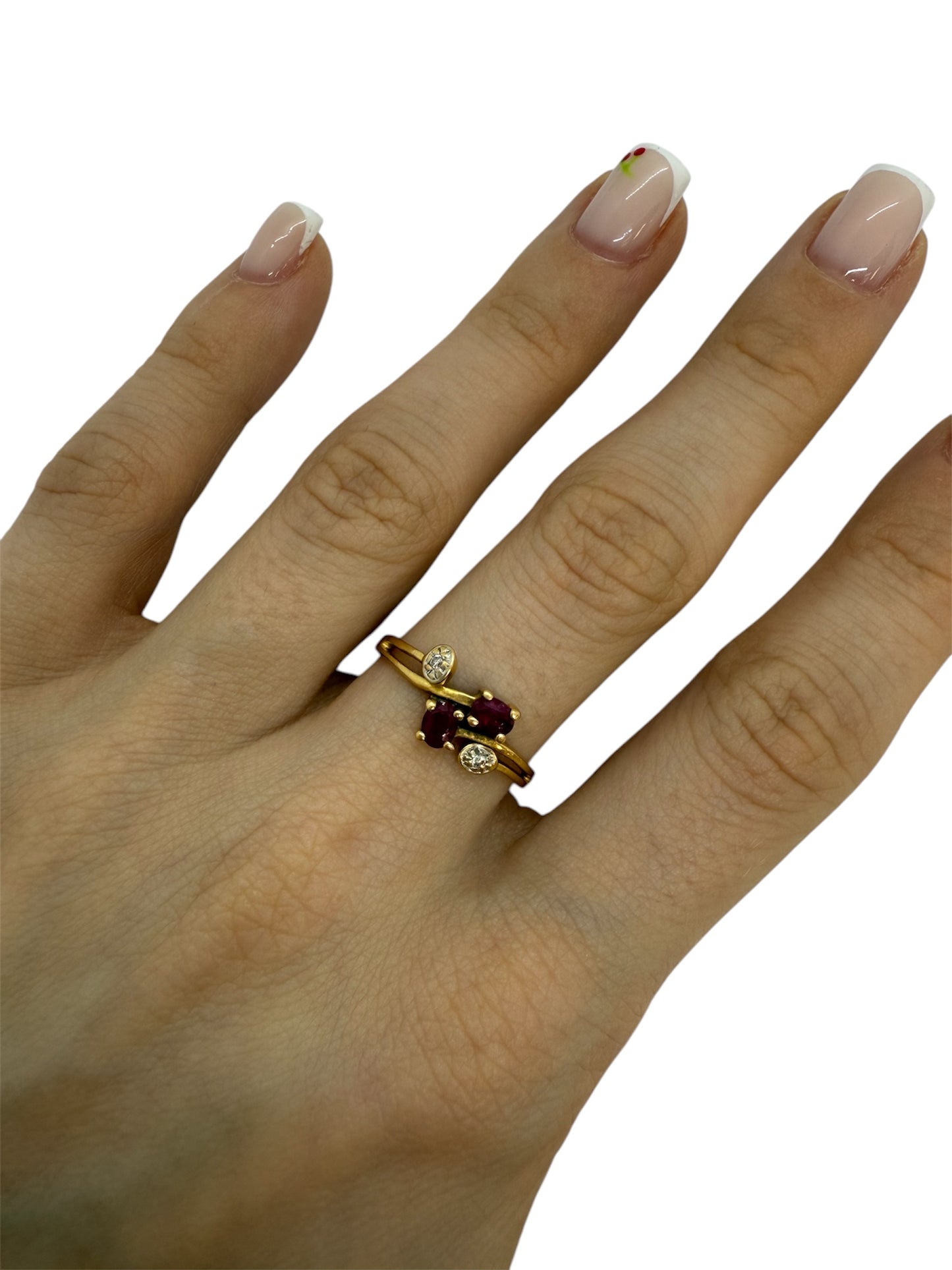 Bagues en or jaune avec rubis et diamants