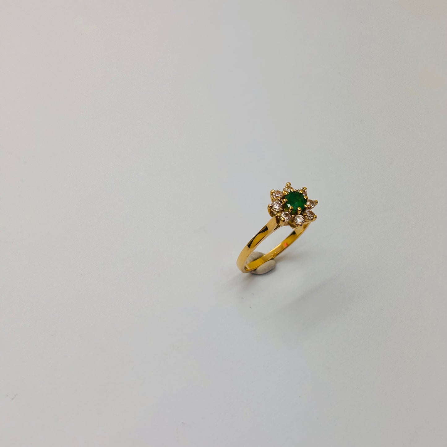 Bague Marguerite en Or Jaune 18 Carats avec Emeraude - 3.39 Grs
