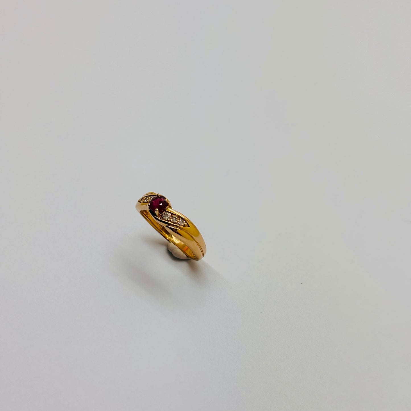 Bague en or jaune 18 carats avec rubis et diamants - T 50.5