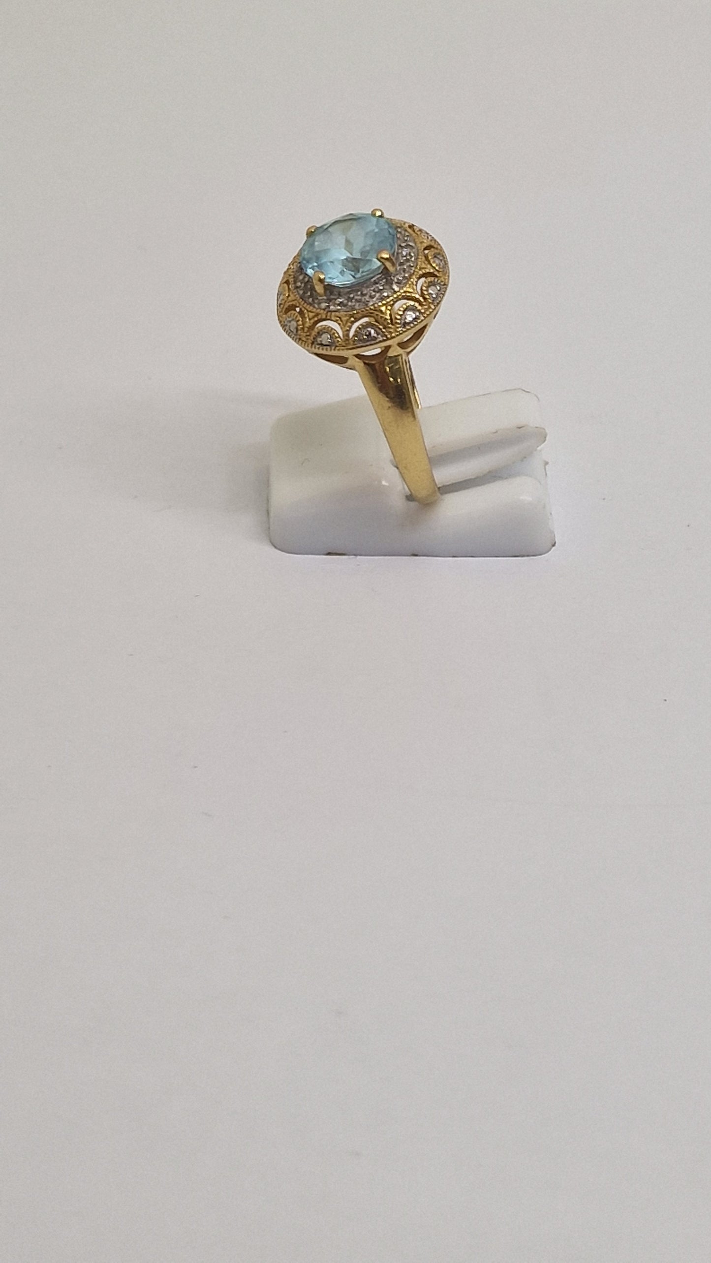 Bague en Or jaune 18K avec Aigue Marine